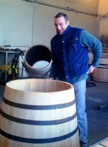 Trabajando en la tonelería / ARCHIVO