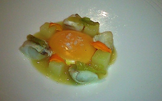 Huevo con cocochas, patatas y piparra / JRP 