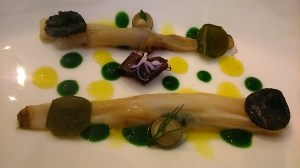 Navaja en escabeche de perdiz roja anisada con algas.