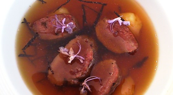 Lomo de liebre con setas, trufa y consomé de caza.