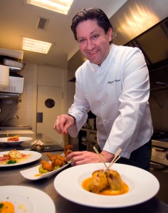 Miguel X. Monar en su cocina. / PC