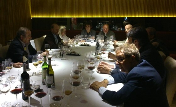 Un momento de la presentación de nuevo vino en el restaurante madrileño Álbora. / J.R. PEIRÓ
