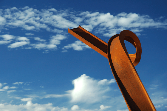 Escultura de hierro en el exterior de la bodega. / IGNACIO PARDINILLA