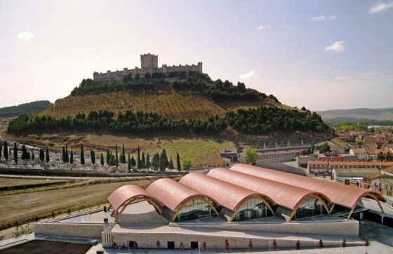 La imponente silueta del Castillo de Peñafiel preside la localidad. / AT-P  