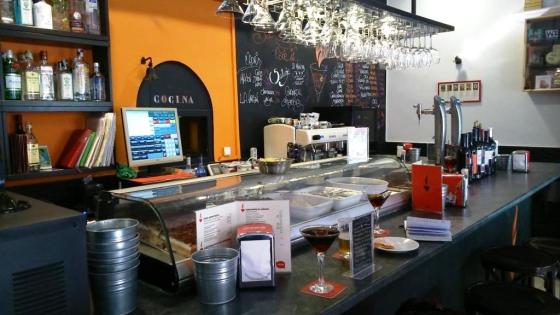 La barra del local, con las especialidades del día en la pizarra del fondo. / B