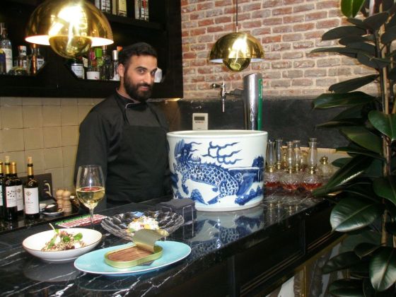 Juan Rioja, al frente del local. / B